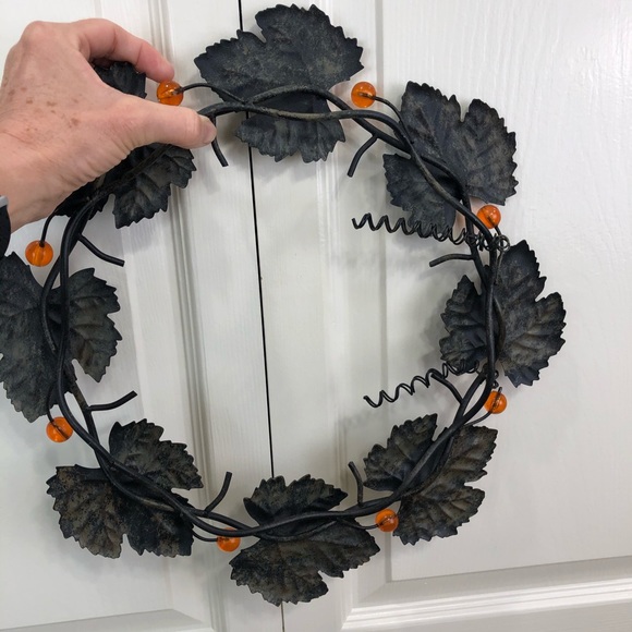 Halloween black with orange beads metal wreath - Picture 4 of 4